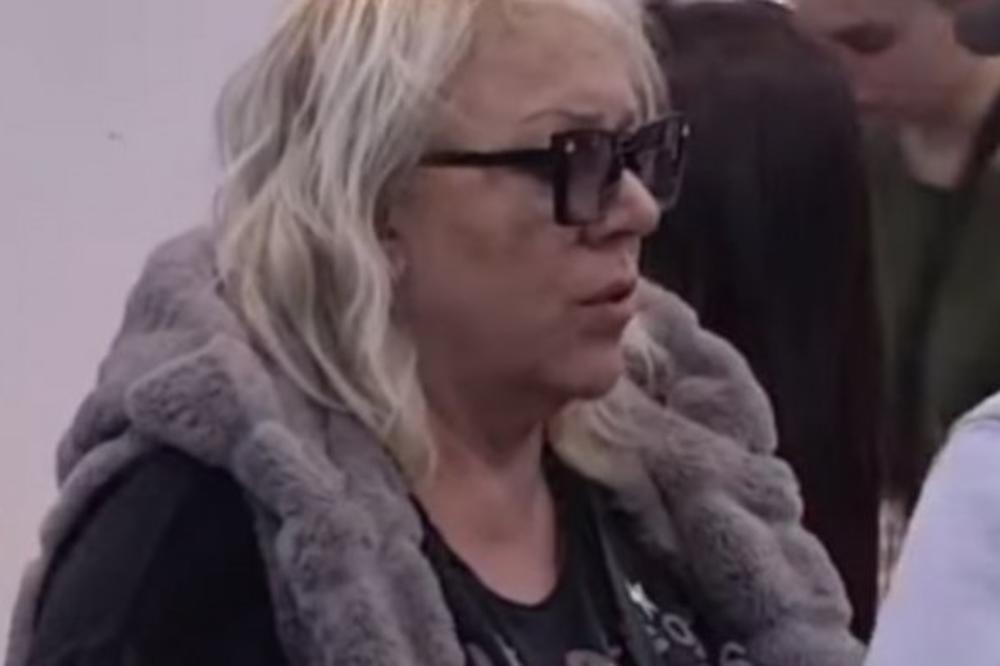 U KAKVOM JE OVO ODNOSU ZORICA MARKOVIĆ SA DOSTA MLAĐIM ZADRUGAROM? Svukla se ispred njega, a onda ga hranila voćem