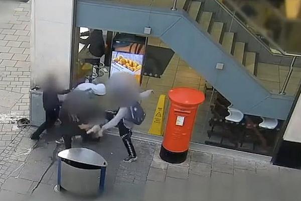 DIVLJACI BEZ IKAKVOG POVODA TUKLI BESKUĆNIKA ISPRED MEKDONALDSA: Ovako ZVERSTVO još nije viđeno (VIDEO)