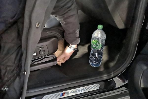 SRPSKI CARINICI ZAUSTAVILI SU BMW NA BATROVCIMA: Jedan je zavukao RUKU POD SEDIŠTE, zaplena je REKORDNA (FOTO)