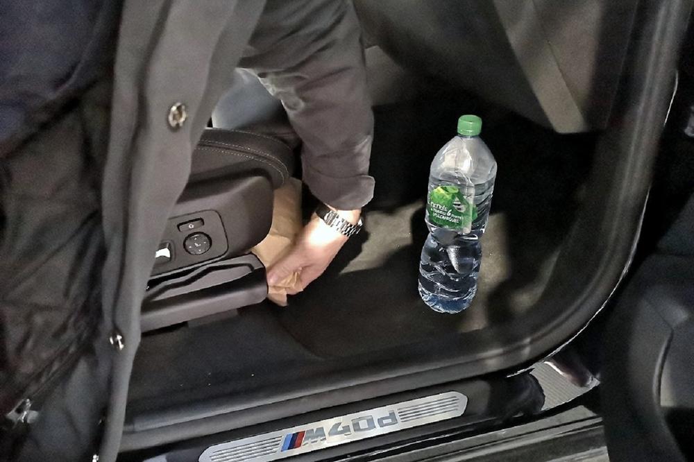SRPSKI CARINICI ZAUSTAVILI SU BMW NA BATROVCIMA: Jedan je zavukao RUKU POD SEDIŠTE, zaplena je REKORDNA (FOTO)