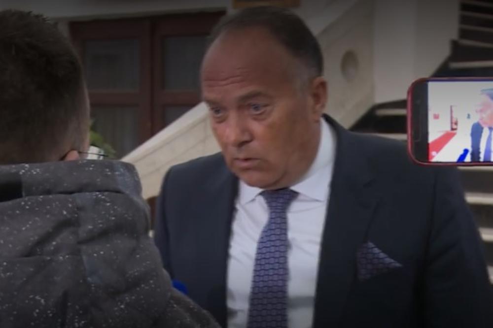 ZAŠTO MI GURATE TO?! Šarčević POLUDEO zbog NOVINARA u NIŠU, odgurnuo MIKROFON, a onda je USLEDIO OKRŠAJ! (VIDEO)