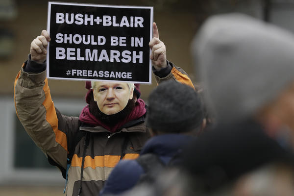 REŠAVA SE SUDBINA DŽULIJANA ASANŽA: Osnivač Vikiliksa izgovorio OVE REČI kada je doveden iz zatvora (VIDEO)