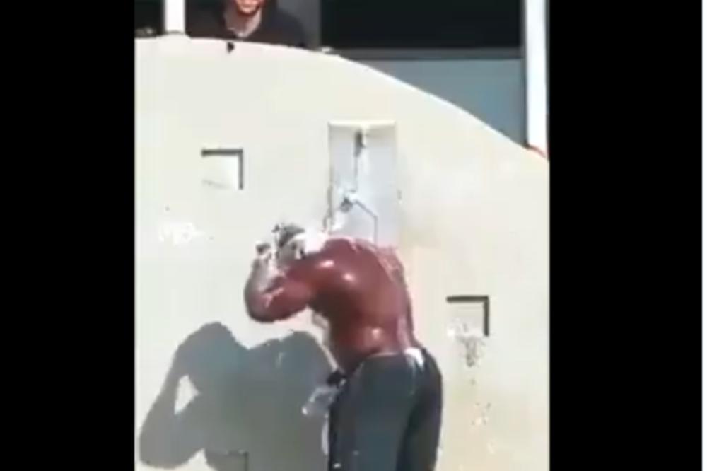 SIPAO JE OGROMNOM BILDERU ŠAMPON NA GLAVU DOK NIJE POLUDEO: A onda se ZVER odvezala! (VIDEO)