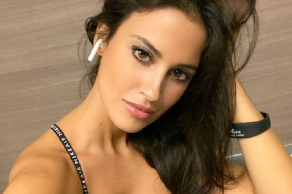 ONA NA GOLF NE NOSI JEDNU, VEĆ TRI LOPTICE: A, tek kada udari, pa se sve zatrese - ijaoooo...