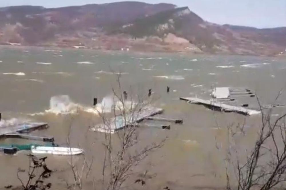 UŽASNA OLUJA NOSI KROVOVE PO SRBIJI: Pogledajte kako vetar divlja i čupa drveće, OPŠTI HAOS! (VIDEO)