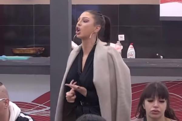 MAJA IZ BELOG POTOKA VREĐA LJUDE IZ SVILAJNCA!!! Ogovarala je iza LEĐA, pa ispljuvala ceo SRPSKI GRAD