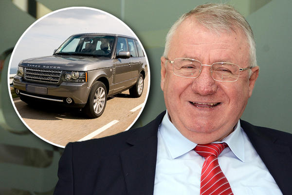 DOĐE DŽIPOM OD 100.000 EVRA I KAŽE DA NEMAMO NI ZA OLOVKE! Radikali BESNI na ŠEŠELJA, VOJVODI se RASPADA STRANKA!