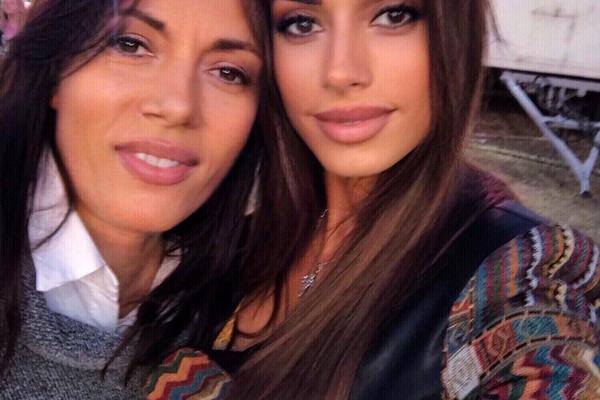 OVO JE MAMA JEDNE OD NAŠIH NAJLEPŠIH PEVAČICA: Prava je BOMBA, niko ne veruje kada čuje koliko ima godina! (FOTO)