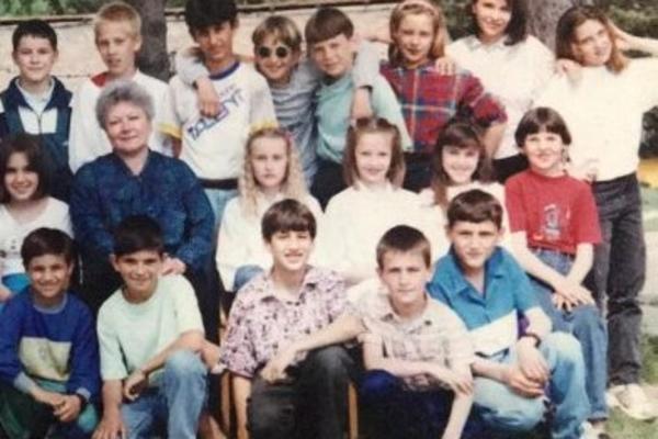 ZVEZDA GRANDA NEPREPOZNATLJIVA KAO DETE! Čik pogodite ko je na SLICI i gde je? Teška MOZGALICA...(FOTO)