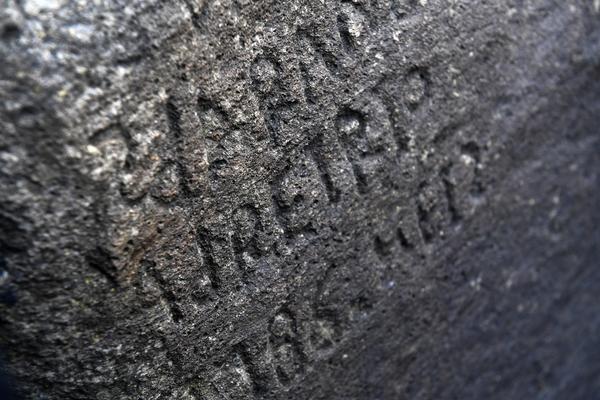 NIKO NIJE ZNAO ŠTA PIŠE NA KAMENU STAROM 230 GODINA: Kada su konačno dešifrovali poruku, otkrili su JEZIVU PRIČU!