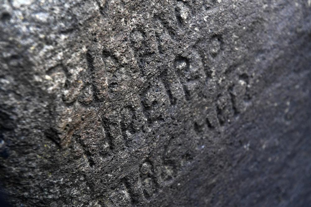 NIKO NIJE ZNAO ŠTA PIŠE NA KAMENU STAROM 230 GODINA: Kada su konačno dešifrovali poruku, otkrili su JEZIVU PRIČU!