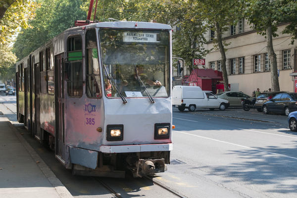 SAOBRAČAJKA NA BANJICI: Autobus "isekao" tramvaj, povređena žena