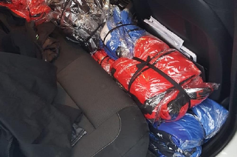 CARINICI SU ZAUSTAVILI AUTO SA KRUŠEVAČKIM TABLICAMA: Bio je DUPKE PUN, nisu mogli SVE NI DA PREGLEDAJU (FOTO)