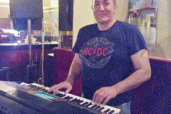 OVO JE MUZIČAR LJUBIŠA (56) IZ KUČEVA KOJI JE POKUŠAO DA UBIJE BIVŠU ŽENU: Moraće da joj isplati MILIONE ODŠTETE