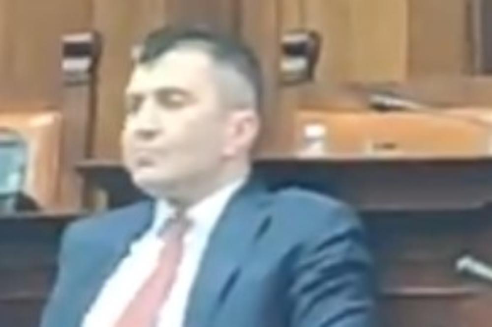 MINISTAR ŽVAĆE LI ŽVAĆE, DOK SE PRIČA O PRAVIMA INVALIDA: Skandalozan snimak iz SKUPŠTINE SRBIJE! (VIDEO)