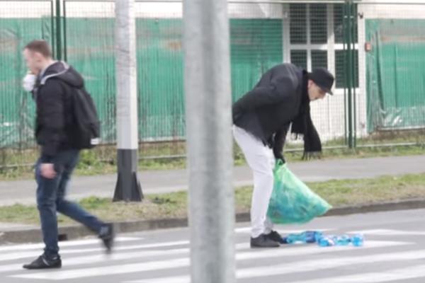 PRERUŠIO SE U NEMOĆNOG DEDU DA VIDI KOLIKO ĆE MU LJUDI POMOĆI: Reakcija jedne devojke je sve ZAPREPASTILA! (VIDEO)