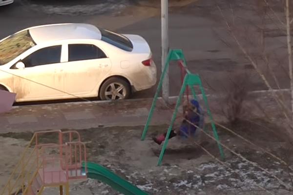 DEVOJČICA SE LJULJALA ISPRED ZGRADE, A KOMŠIJE SU SPAZILE JEDAN ČUDAN DETALJ: Sad svi osuđuju NJENU MAJKU (VIDEO)