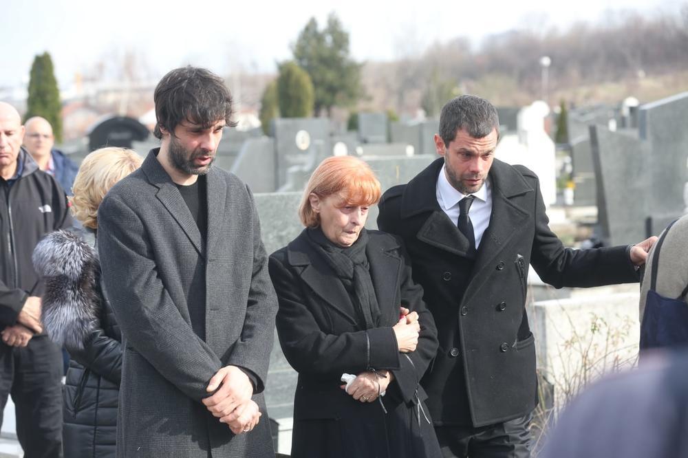 SAHRANJEN OTAC MILOŠA TEODOSIĆA: Košarkaš potpuno slomljen zbog gubitka, plakao kao kiša, nije se odvajao od majke!