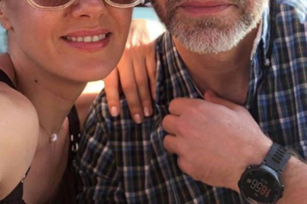 NAŠA POZNATA VODITELJKA JE MUŽA UPOZNALA U AVIONU! Rodila mu je troje dece, a ON je jedan od NAJBOLJIH u svom poslu