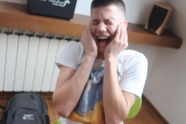 NAŠ POZNATI JUTJUBER ISTETOVIRAO STOPALA: Vrištao i SVE SNIMIO! Tetovaža ima OGROMNO ZNAČENJE (VIDEO)