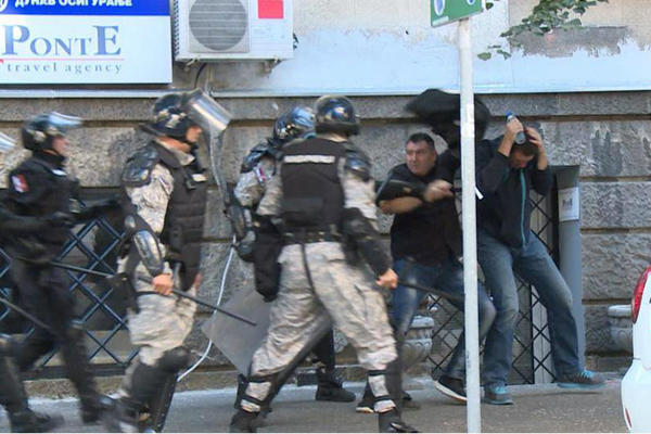 POLICIJA OBJASNILA ZAŠTO SU ŽANDARMI KOJI SU TUKLI VUČIĆEVOG BRATA DOBILI OTKAZ: Ovo je njihovo obrazloženje