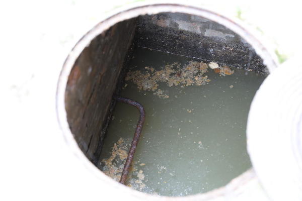 GRAĐANI STRAŽARE KAKO IM FEKALIJE NE BI UŠLE U DOMOVE: Izlila se kanalizacija u Beogradu