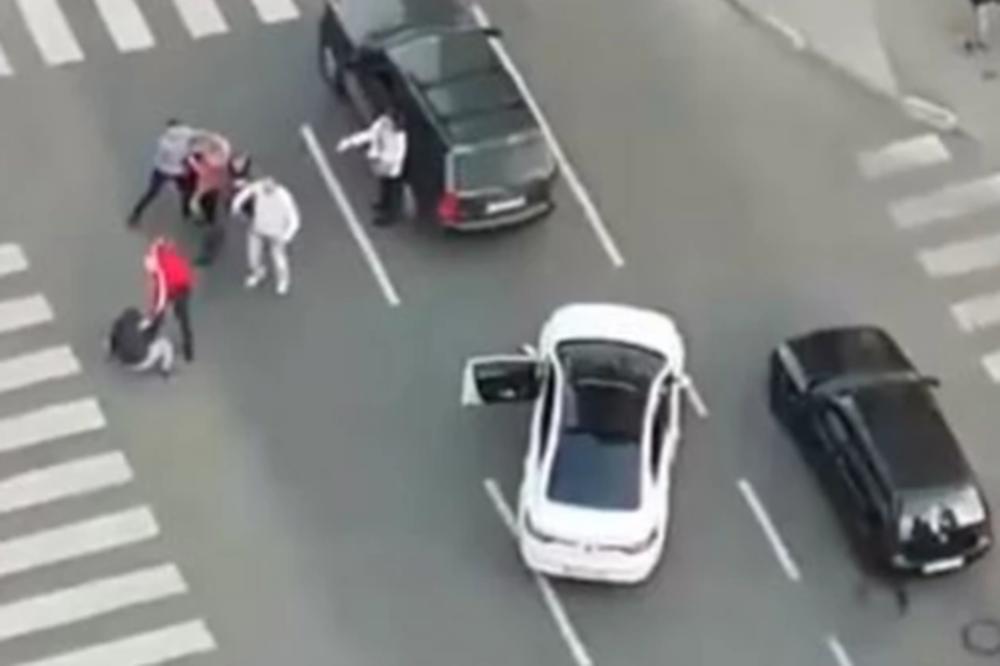 DVA BOSANCA IZLETELA IZ AUTA, PA POČELA MAKLJAŽA NASRED ULICE: Snimak koji sledi gledajte na svoju odgovornost!