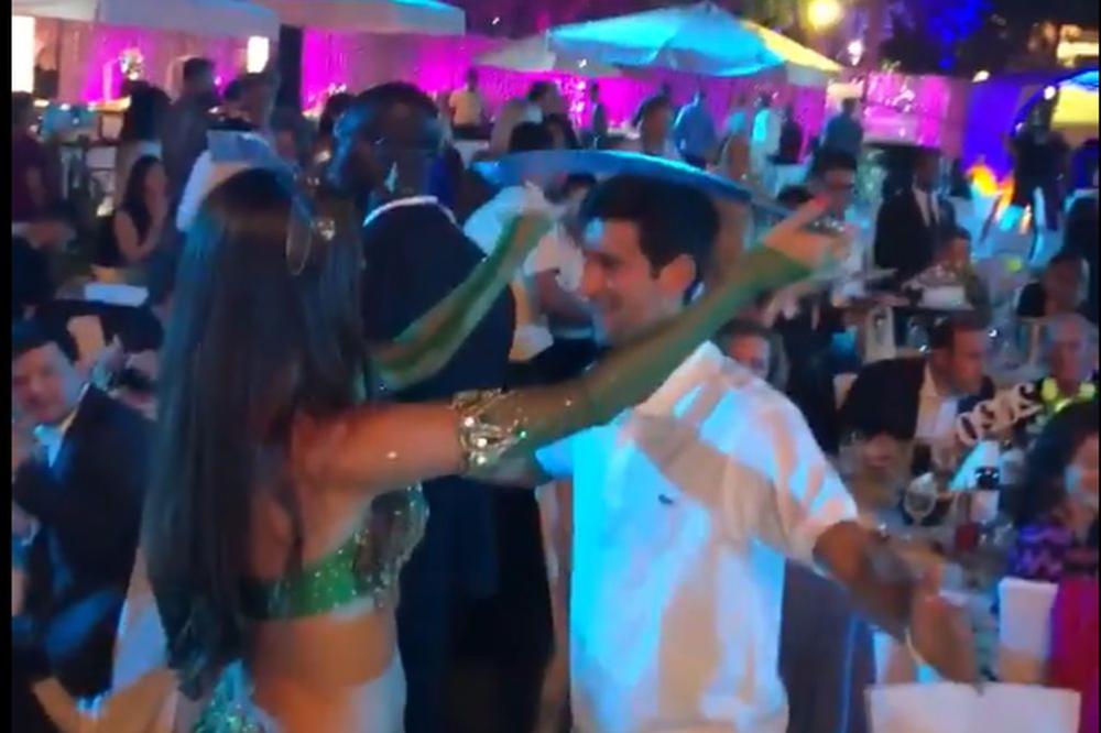 MEŠA LI MEŠA, A ON DIGAO RUKE: Ispred Đokovića se uvijala vrela POLUGOLA žena, Jelena će odlepiti kad vidi snimak!