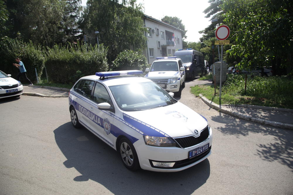 STRAVIČAN VANDALIZAM NA ZVEZDARI: Metalnom šipkom RAZBIJAO STAKLA, LJUDI U STRAHU