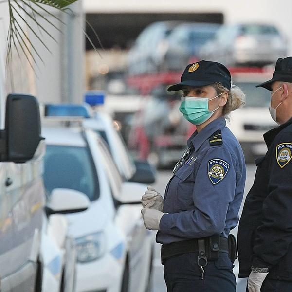 DVA ZARAŽENA HRVATA SU BLIZANCI: Njihova majka u TEŠKOM STANJU, kolege više ne dolaze na posao!