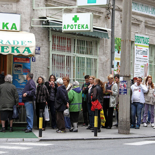 U NOVOM SADU VIŠE NEMA MASKI! Ljudi u panici sve pokupovali, zbog toga sedi VELIKA POSLEDICA! (VIDEO)