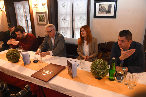 Tanja Stupar Trifunović primila Vitalovu nagradu "Zlatni suncokret" za najbolju knjigu 2019 godine