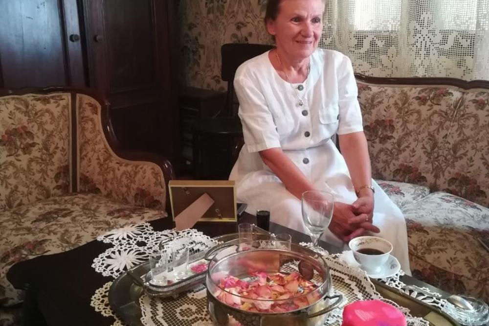 MARINA SPREMA SLATKO OD LJUBIČICA I JORGOVANA: Treba joj najmanje 2.500 hiljade cvetova, OTKRILA JE SVOJU TAJNU