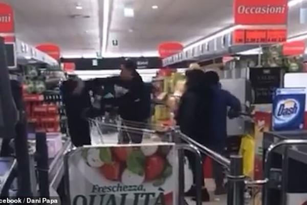 ŠOK SNIMAK IZ ITALIJANSKE PRODAVNICE: Pogledajte šta PANIKA čini ljudima (VIDEO)