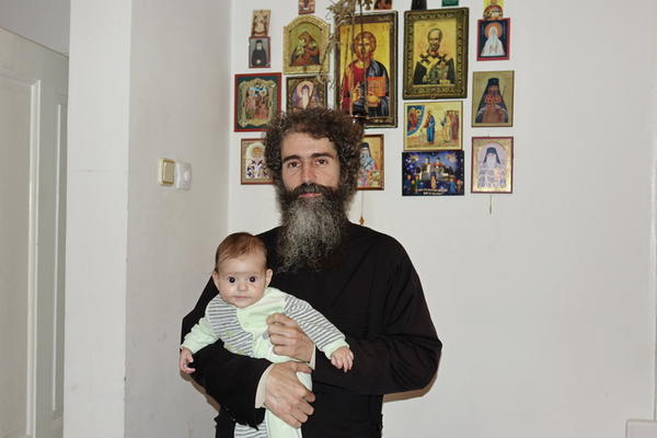 PAROH IZ LESKOVCA SAM PORODIO SVOJU SUPRUGU: Bebu DOČEKAO s ČISTIM PEŠKIROM u RUCI