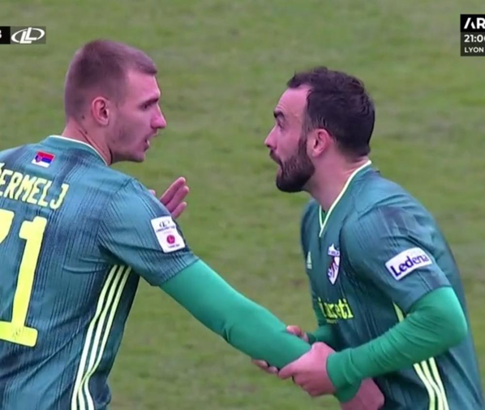 Krasić smiruje Čermelja, koji je poludeo zbog crvenog kartona 