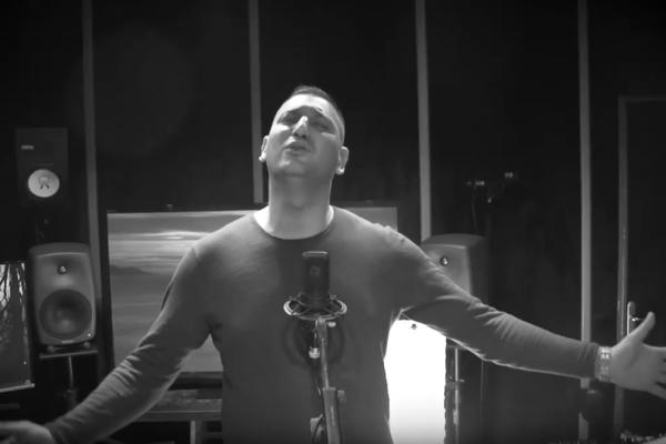 KLANJALI SU MU SE CECA I HARIS DŽINOVIĆ, A SADA IDE NA BEOVIZIJU: Neki kažu da je OVO najbolje otpevana pesma!