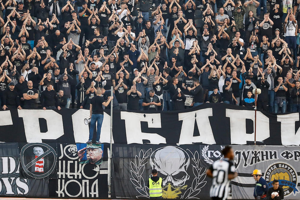 GROBARI POSLALI JAKU PORUKU PRED DERBI: Transparent navijača Partizana pred meč sa Zvezdom!