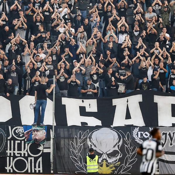 GROBARI POSLALI JAKU PORUKU PRED DERBI: Transparent navijača Partizana pred meč sa Zvezdom!