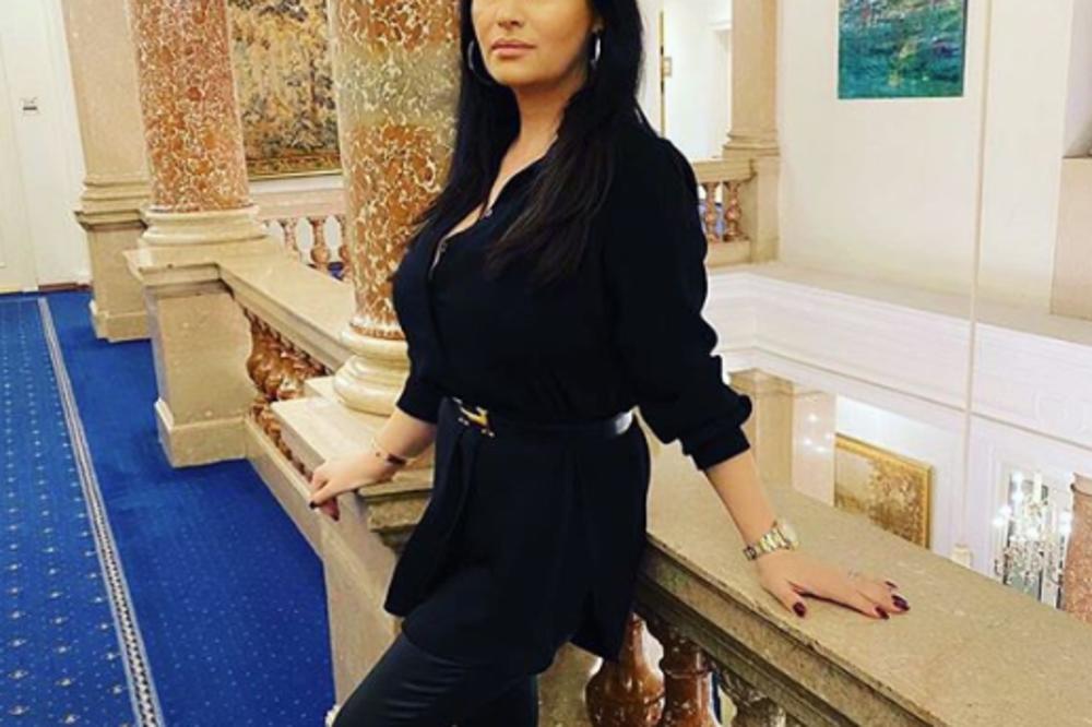 SRPSKA PEVAČICA SA NAJVEĆIM GRUDIMA NA BALKANU MENJA ZANIMANJE: Uožila POLA MILIONA EVRA u novi biznis!