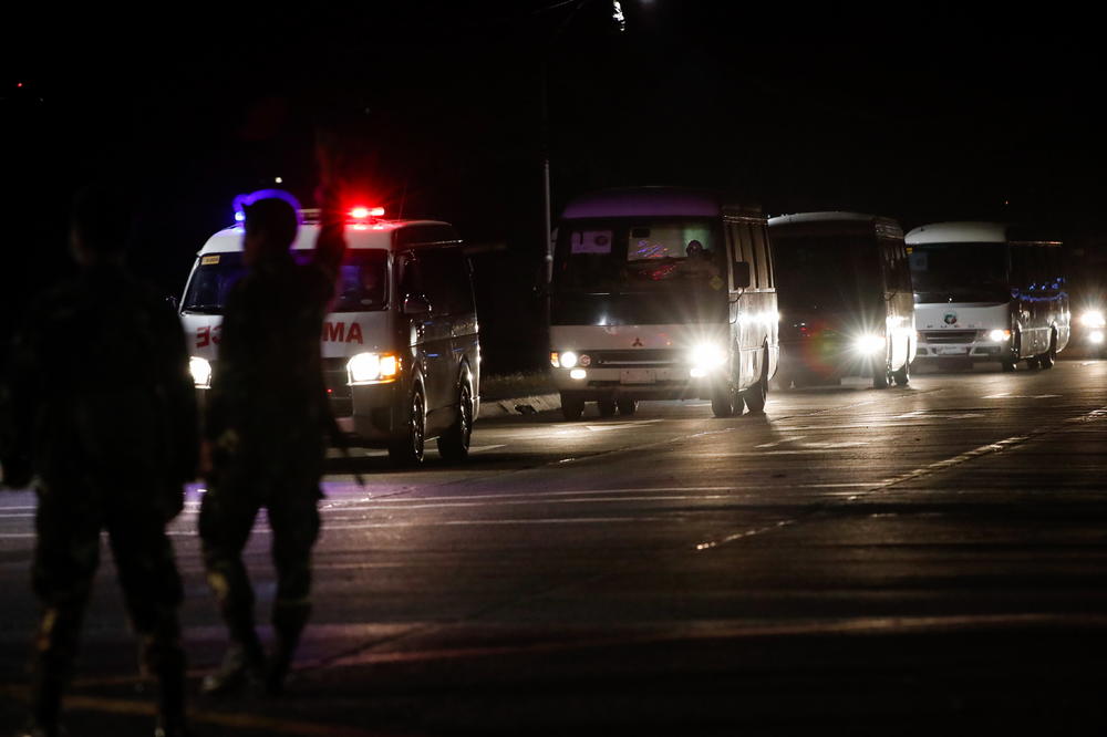 9 SRBA SA KRUZERA U JAPANU KONAČNO SIŠLO SA BRODA NA KOM IMA KORONA VIRUSA: Smešteni su u novi karantin