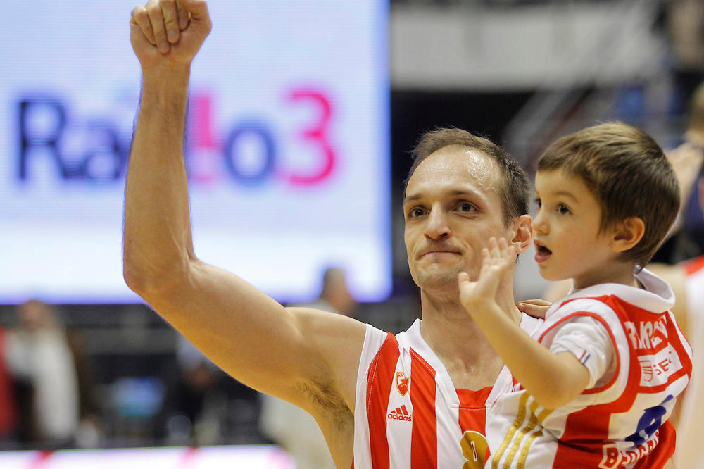 КАКАV OTAC, TAKAV SIN: Nećete verovati šta radi Rakočevićev klinac na košarkaškom terenu!