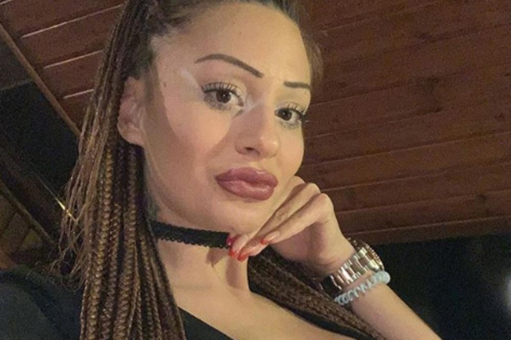 KRISTINA MANDARINA OSVAJA INSTAGRAM: Pozirala je samo u ČIPKASTOM GRUDNJAKU (FOTO)