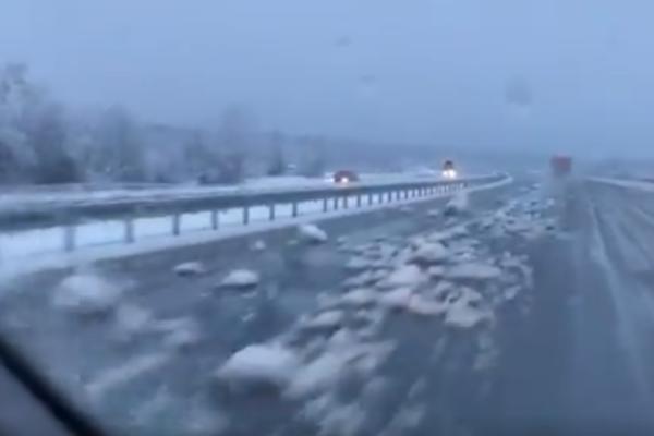 ALA STE GA OČISTILI, SVAKA VAM ČAST! Sneg je opet iznenadio srpske putare, POGLEDAJTE SAMO OVAJ KLIP (VIDEO)