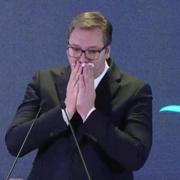 VUČIĆ U UKLJUČENJU UŽIVO URADIO NEŠTO OD ČEGA SU SVI ZANEMELI! Svi su bili u ŠOKU kada je predsednik OVO URADIO