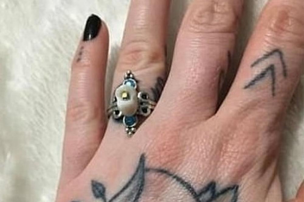 POKAZALA JE VERENIČKI PRSTEN I IZAZVALA ZGRAŽAVANJE: Zbog OVOG DETALJA su svi bili zgranuti!