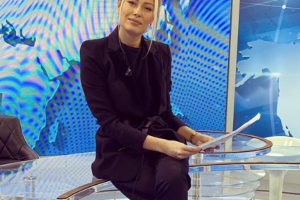 DAJANA PAUNOVIĆ SEDELA NA STOLU U JUTARNJEM PROGRAMU, GLEDAOCI ZGRANUTI: Ova voditeljka je nekulturna, kažu! (FOTO)