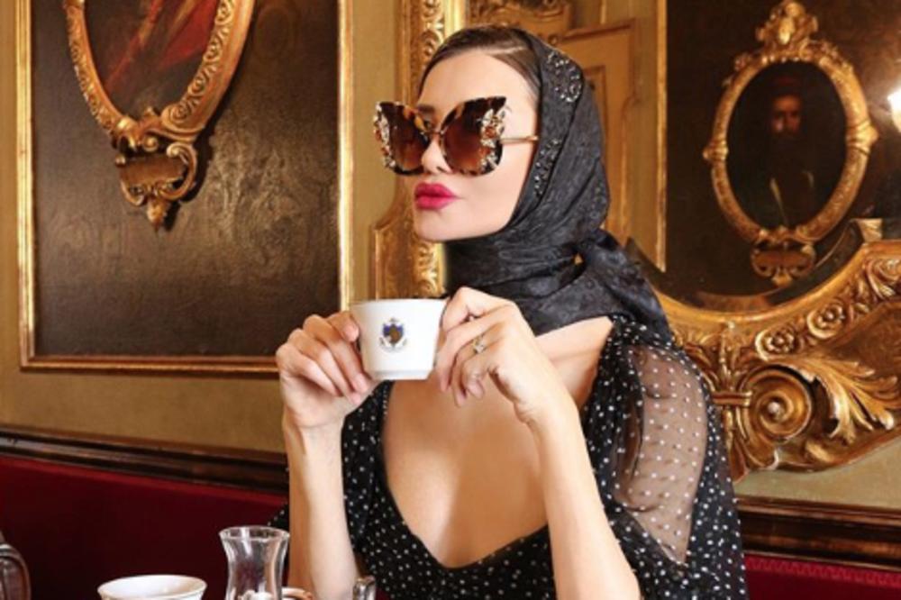 ONA JE NAJSTARIJA BLOGERKA, IMA 50 A IZGLEDA KAO DEVOJKA! DANAS ŽIVI U LUKSUZU: Ova Srpkinja krije VELIKU TRAGEDIJU