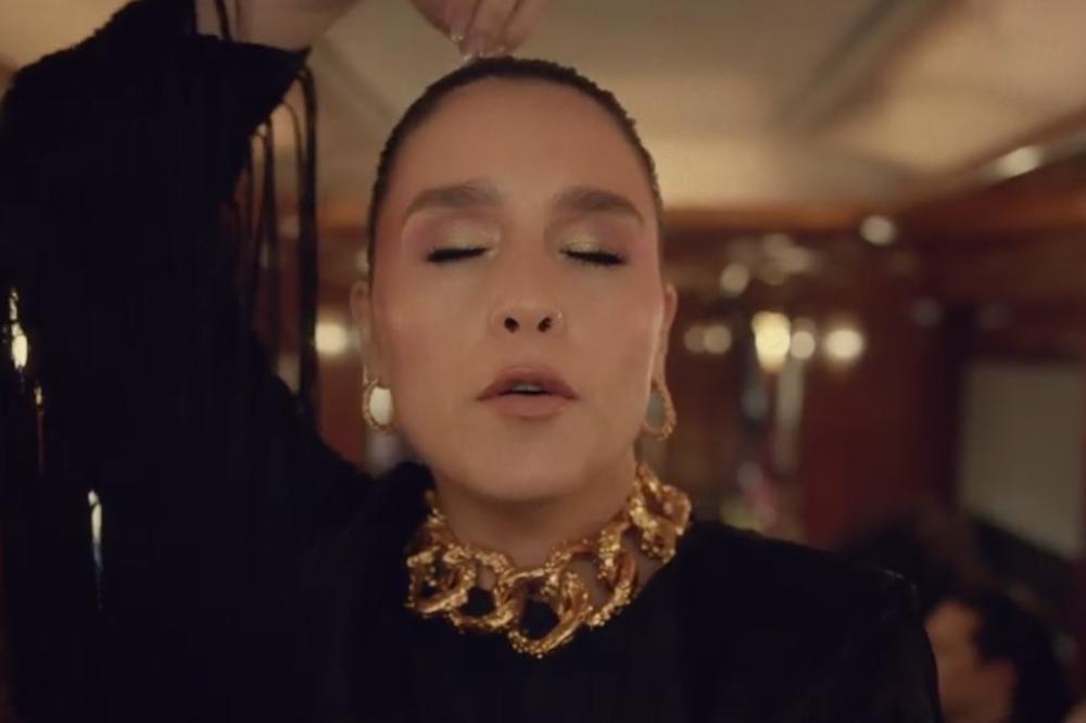 NAJVEĆA BRITANSKA MUZIČKA ZVEZDA SNIMILA SPOT U SRBIJI! Na kraju SNIMKA spontano uleteli TRUBAČI! (VIDEO)