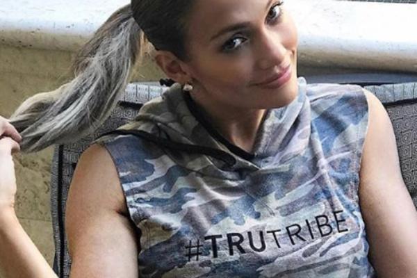 DŽEJ LO U JAVNOSTI BEZ PERIKE, PUBLIKA 1.PUT VIDI KAKO TU NEMA KOSE: Objasnila zašto ne može da nosi ništa na glavi